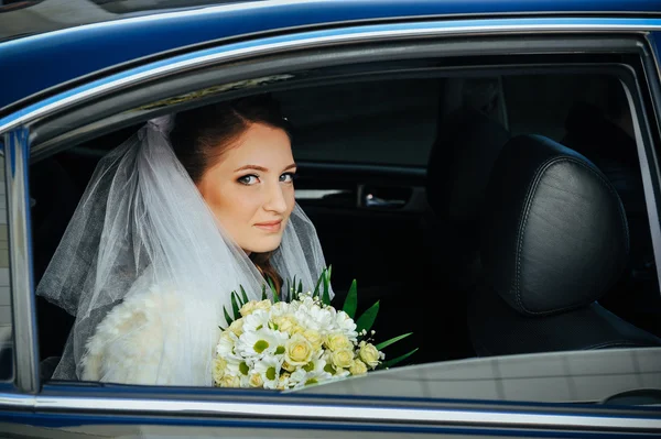 Close-up retrato de noiva muito tímido em uma janela do carro — Fotografia de Stock