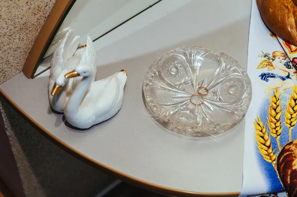 크리스탈 접시에 두 개의 골드 결혼 반지 — 스톡 사진