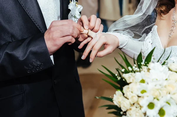 Cerimônia de casamento. Escritório de registo. Um casal recém-casado assina o documento de casamento . — Fotografia de Stock