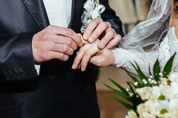 Cerimônia de casamento. Escritório de registo. Um casal recém-casado assina o documento de casamento . — Fotografia de Stock