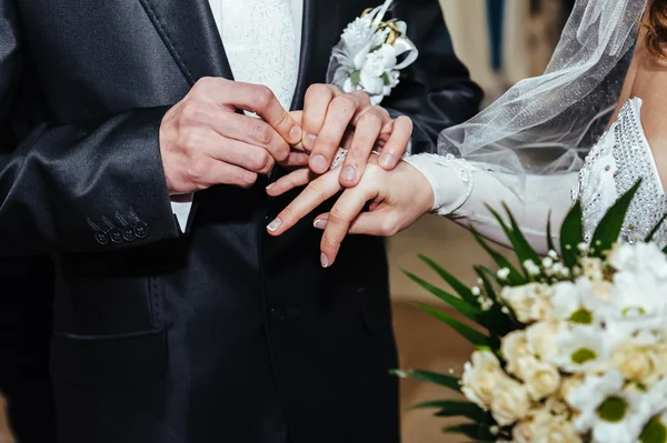 Cerimônia de casamento. Escritório de registo. Um casal recém-casado assina o documento de casamento . — Fotografia de Stock