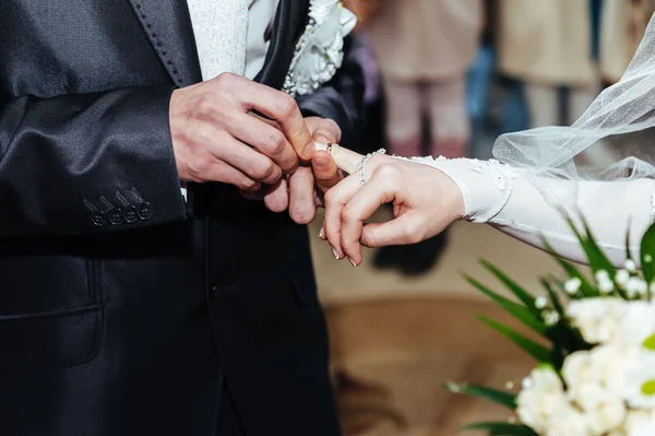 Cerimônia de casamento. Escritório de registo. Um casal recém-casado assina o documento de casamento . — Fotografia de Stock