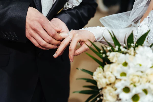 Cerimônia de casamento. Escritório de registo. Um casal recém-casado assina o documento de casamento . — Fotografia de Stock