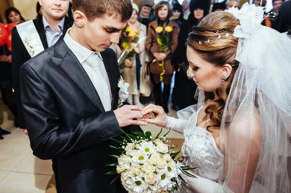 Düğün töreni. Kayıt ofisi. Bir yeni evli çift evlilik belgesi imzalar. — Stok fotoğraf