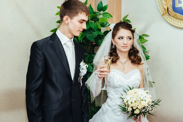 Ceremonia de boda. Oficina de registro. Una pareja de recién casados firma el documento de matrimonio . — Foto de Stock