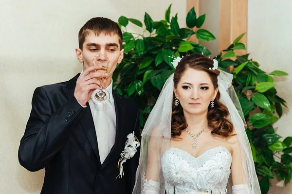 Ceremonia de boda. Oficina de registro. Una pareja de recién casados firma el documento de matrimonio . —  Fotos de Stock