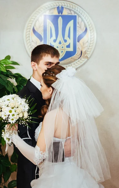 Trauung. Standesamt. ein frisch verheiratetes Paar unterschreibt die Heiratsurkunde. — Stockfoto