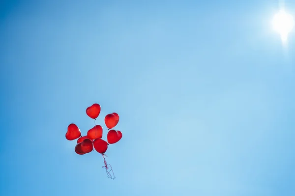 Sekelompok balon merah kelompok di langit biru — Stok Foto