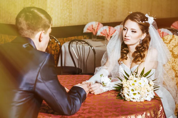 Te quiero cariño. Recién casada pareja bebiendo capuchino en la cafetería — Foto de Stock