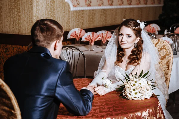 Adoro-te, querida. Casamento recém-casado casal bebendo cappuccino no café — Fotografia de Stock