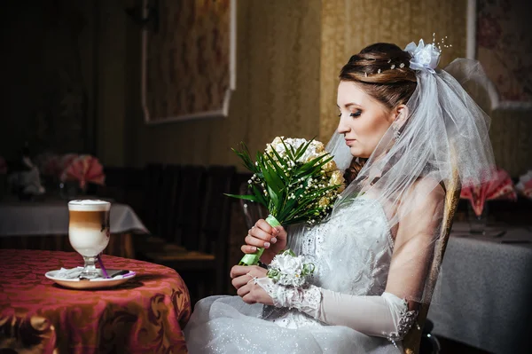 Portrét krásné nevěsty s kyticí na luxusní interiér ve svatební den — Stock fotografie