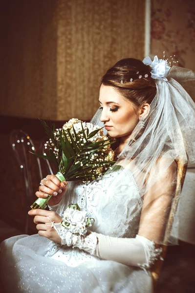 Retrato bela noiva com buquê de flores no interior de luxo no dia do casamento — Fotografia de Stock