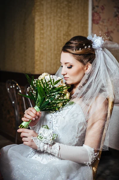 Ritratto bella sposa con mazzo di fiori su interni di lusso nel giorno del matrimonio — Foto Stock