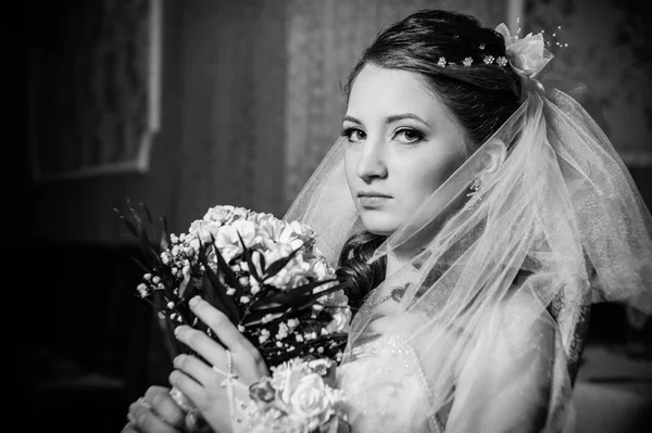 Retrato hermosa novia con ramo de flores en el interior de lujo en el día de la boda —  Fotos de Stock