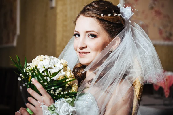 Retrato bela noiva com buquê de flores no interior de luxo no dia do casamento — Fotografia de Stock