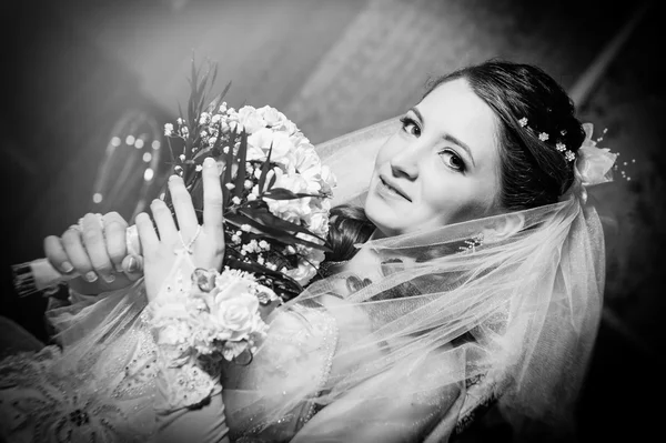 Retrato hermosa novia con ramo de flores en el interior de lujo en el día de la boda —  Fotos de Stock