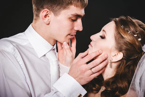 Novia de beso de novio en la boda. Fondo negro . —  Fotos de Stock