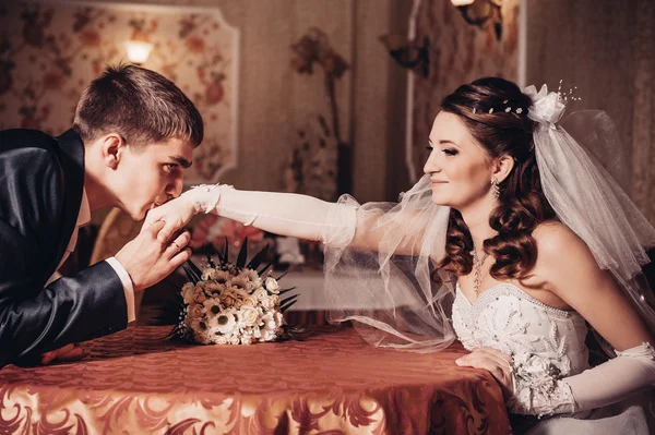 Adoro-te, querida. Casamento recém-casado casal bebendo cappuccino no café — Fotografia de Stock