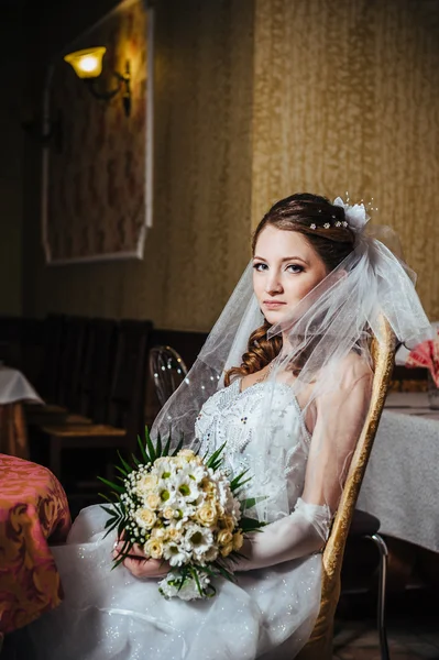 Retrato bela noiva com buquê de flores no interior de luxo no dia do casamento — Fotografia de Stock