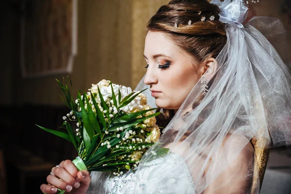 Retrato bela noiva com buquê de flores no interior de luxo no dia do casamento — Fotografia de Stock