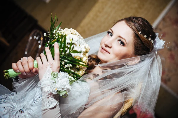 Портрет красивой невесты с букетом цветов на роскошный интерьер в день свадьбы — стоковое фото