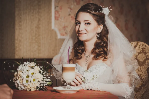 Bride in luxurious restaurant drink cup of Cappuccino or latte coffee with heart shape on her wedding. Valentines day — Stock Photo, Image