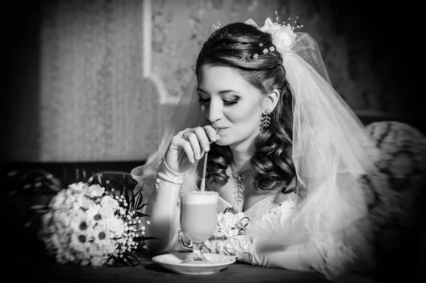 Novia en lujoso restaurante beber taza de capuchino o café con leche con forma de corazón en su boda. Día de San Valentín —  Fotos de Stock