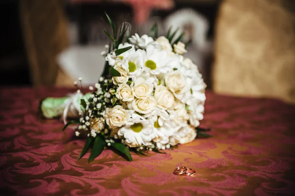 Bruids boeket op oude en elegante tabel — Stockfoto