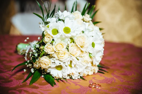 Bukiet ślubny na stary i elegancki stół — Zdjęcie stockowe