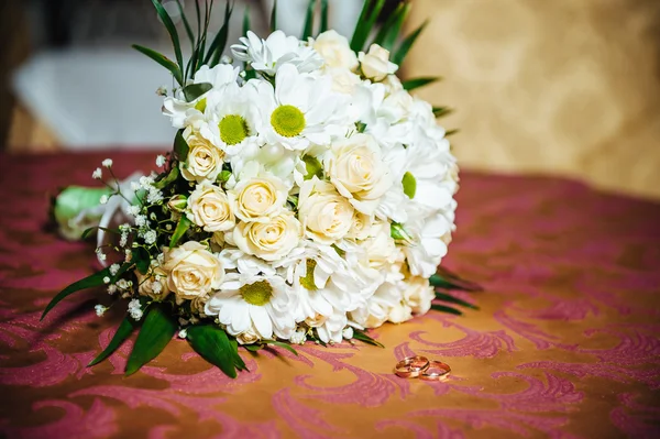 Bukiet ślubny na stary i elegancki stół — Zdjęcie stockowe