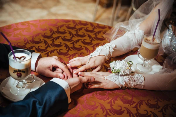 あなたの蜂蜜が大好きです。新婚夫婦のカフェでカプチーノを飲む — ストック写真