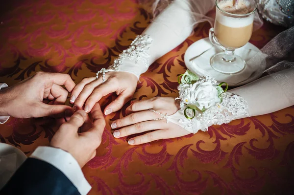 Adoro-te, querida. Casamento recém-casado casal bebendo cappuccino no café — Fotografia de Stock