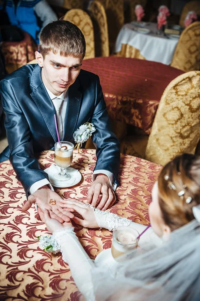 Adoro-te, querida. Casamento recém-casado casal bebendo cappuccino no café — Fotografia de Stock