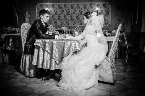 Te quiero cariño. Recién casada pareja bebiendo capuchino en la cafetería —  Fotos de Stock