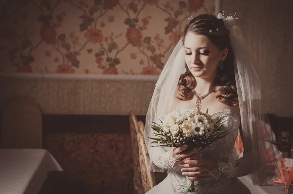 Retrato bela noiva com buquê de flores no interior de luxo no dia do casamento — Fotografia de Stock