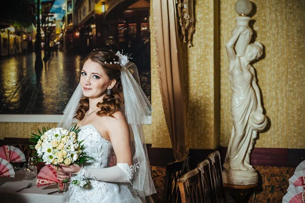 Portret mireasă frumoasă cu buchet de flori pe interior de lux în ziua nunții — Fotografie, imagine de stoc