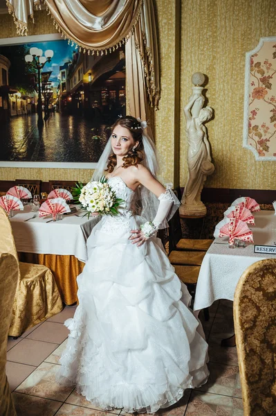 Ritratto bella sposa con mazzo di fiori su interni di lusso nel giorno del matrimonio — Foto Stock