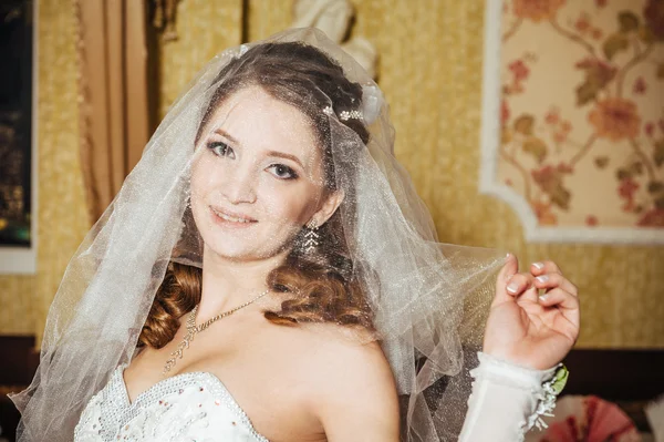 Retrato bela noiva com buquê de flores no interior de luxo no dia do casamento — Fotografia de Stock