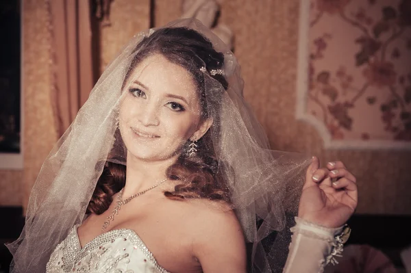 Retrato hermosa novia con ramo de flores en el interior de lujo en el día de la boda —  Fotos de Stock