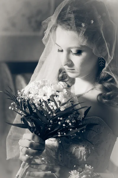 Retrato hermosa novia con ramo de flores en el interior de lujo en el día de la boda — Foto de Stock