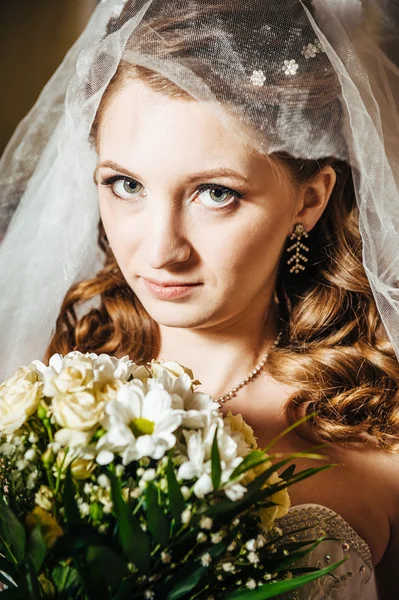 Retrato bela noiva com buquê de flores no interior de luxo no dia do casamento — Fotografia de Stock