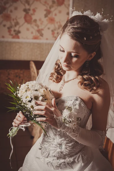 Portrait beautiful bride with bouquet of flowers on luxury interior in wedding day — Stock Photo, Image