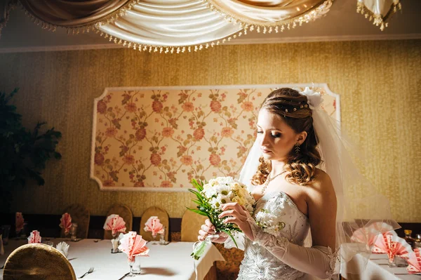 Retrato bela noiva com buquê de flores no interior de luxo no dia do casamento — Fotografia de Stock