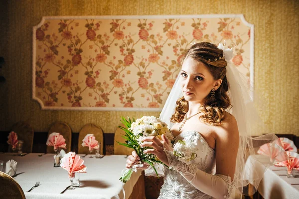 Retrato hermosa novia con ramo de flores en el interior de lujo en el día de la boda —  Fotos de Stock