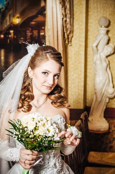 Portrait beautiful bride with bouquet of flowers on luxury interior in wedding day — Stock Photo, Image