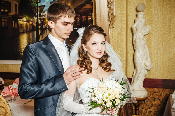 Adoro-te, querida. Casamento recém-casado casal bebendo cappuccino no café — Fotografia de Stock