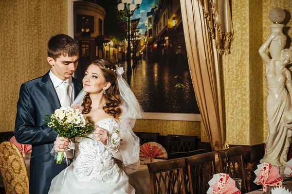 Adoro-te, querida. Casamento recém-casado casal bebendo cappuccino no café — Fotografia de Stock