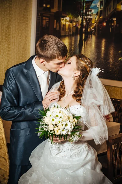 Te quiero cariño. Recién casada pareja bebiendo capuchino en la cafetería —  Fotos de Stock