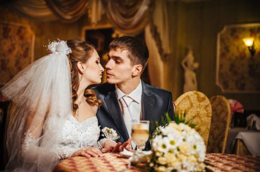 Seni seviyorum. Yeni evli çift cappuccino bir kafede, içmek