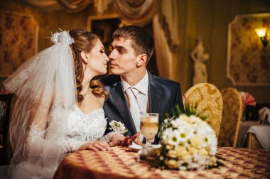 Seni seviyorum. Yeni evli çift cappuccino bir kafede, içmek